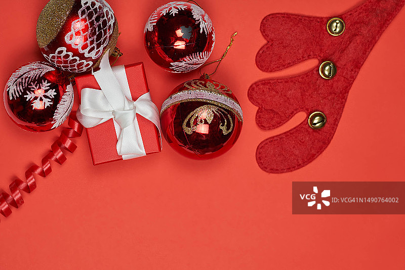 红色背景上的圣诞节装饰背景，罗马尼亚图片素材