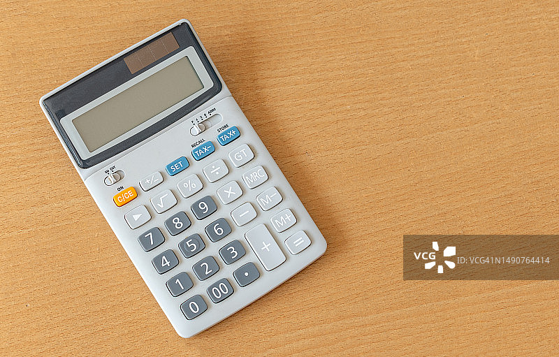 木桌上的计算器俯视图，罗马尼亚图片素材
