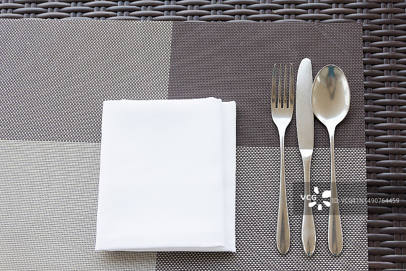 餐桌上的豪华叉子和勺子，罗马尼亚图片素材