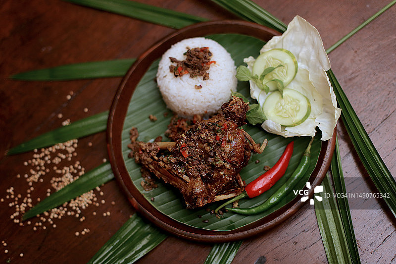 餐桌上盘子里食物的高角度视角图片素材
