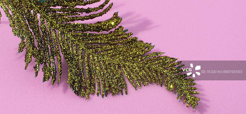 粉色背景中的闪光金色羽毛装饰banner图片素材