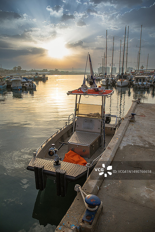 日落时停泊在港口的船只高角度视图图片素材