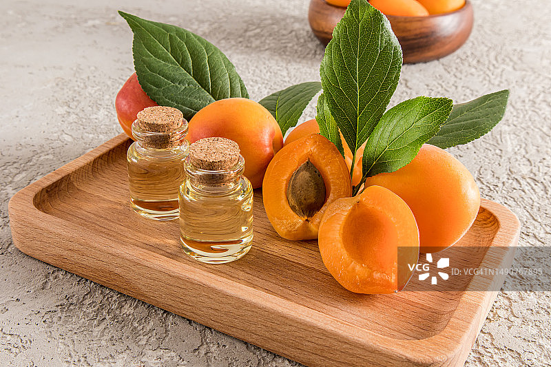 木托盘上的杏仁油瓶与水果，有机护肤，罗马尼亚图片素材