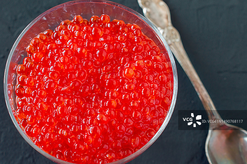 玻璃罐装红鱼子酱配银勺图片素材
