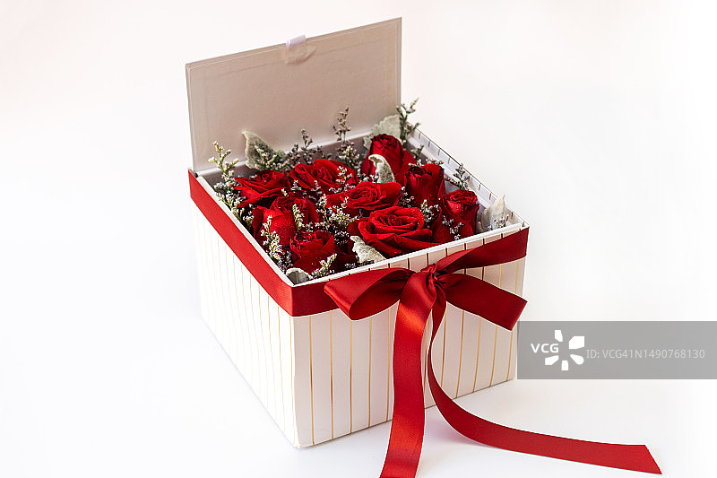 白色背景白色方形礼品盒中的浪漫红玫瑰图片素材