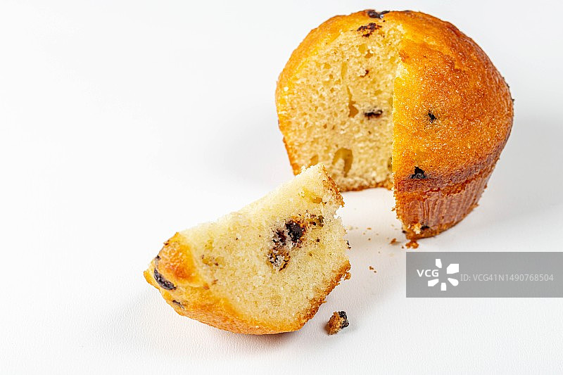 白色背景下的新鲜海绵松饼图片素材