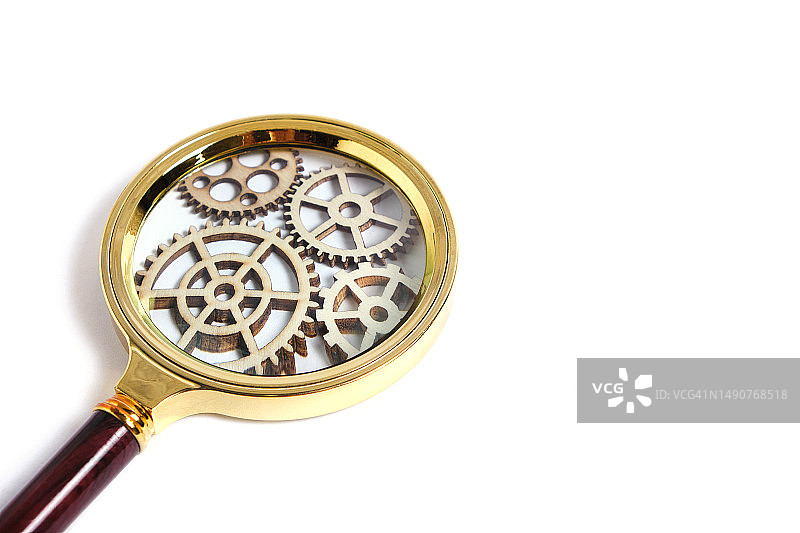 白色背景上的齿轮放大镜，学习进步概念图片素材