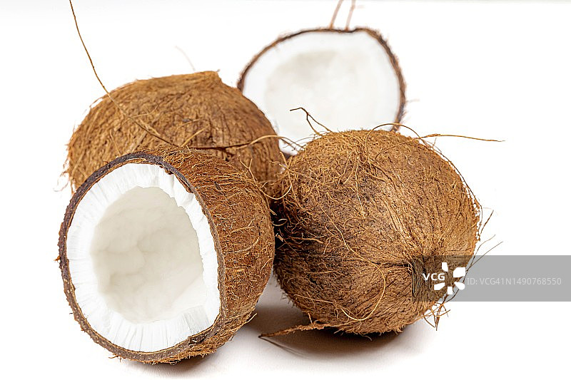 白色背景上的新鲜成熟椰子，罗马尼亚图片素材
