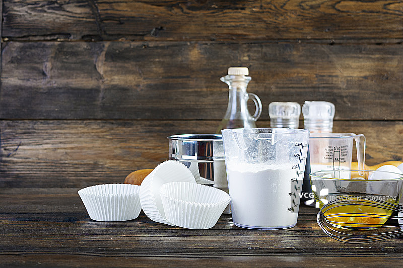 制作面团的厨房配件和面粉（罗马尼亚）图片素材
