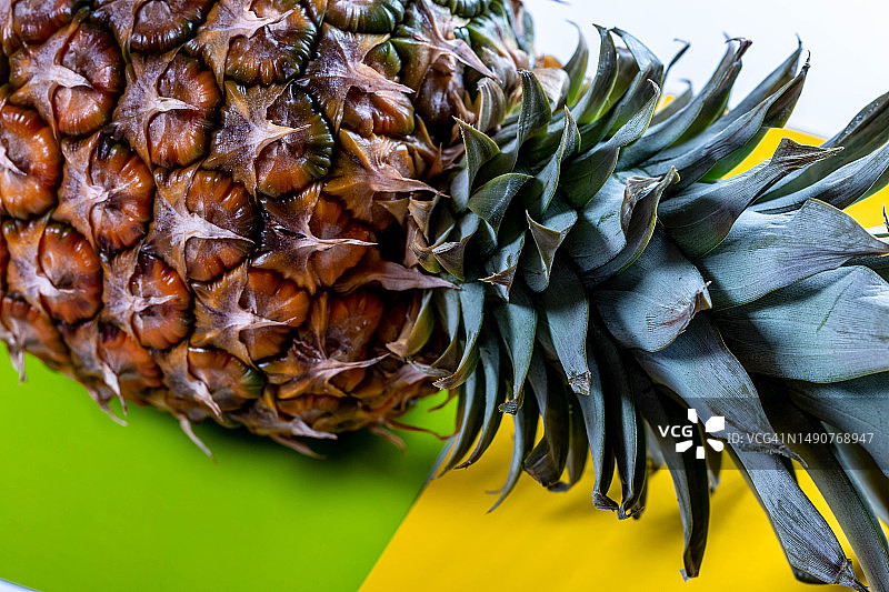 白色背景上的菠萝特写，罗马尼亚图片素材