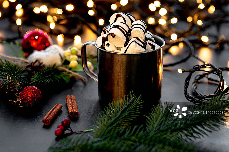 圣诞背景下的热巧克力棉花糖马克杯图片素材