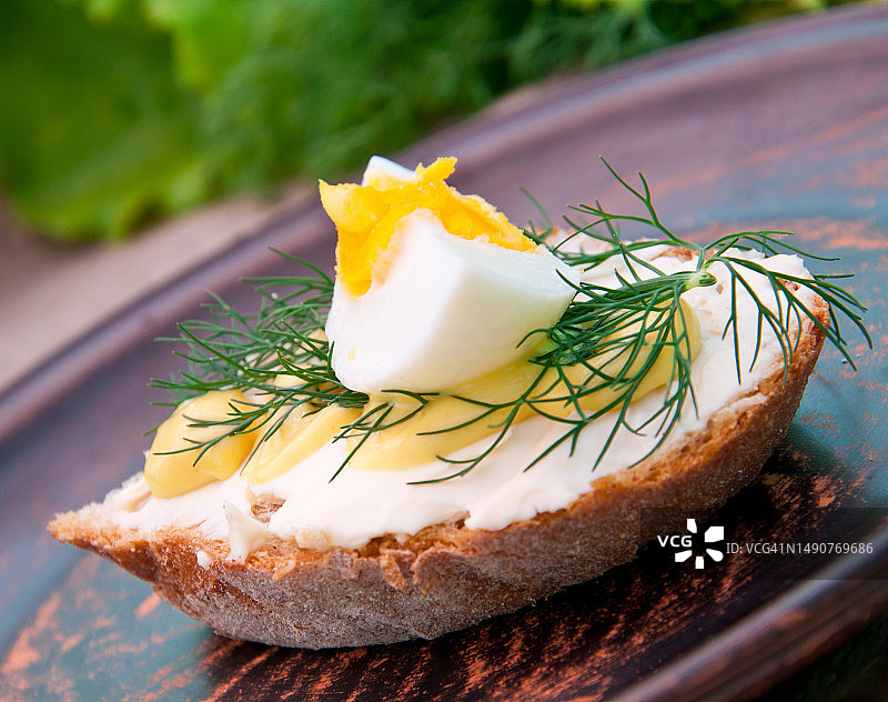 芥末奶酪酱鸡蛋面包片图片素材