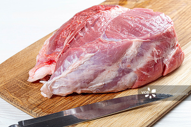 带刀的大块生猪肉（罗马尼亚）图片素材
