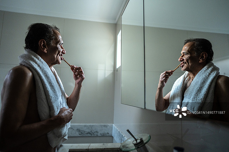 在家中浴室刷牙的老年男人图片素材