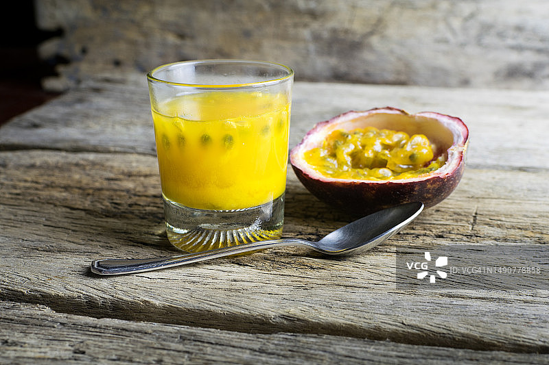 百香果与百香果汁，木制背景，罗马尼亚图片素材