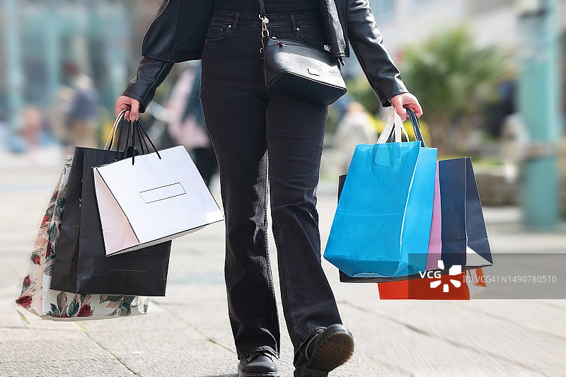 年轻女人携带购物袋购物图片素材