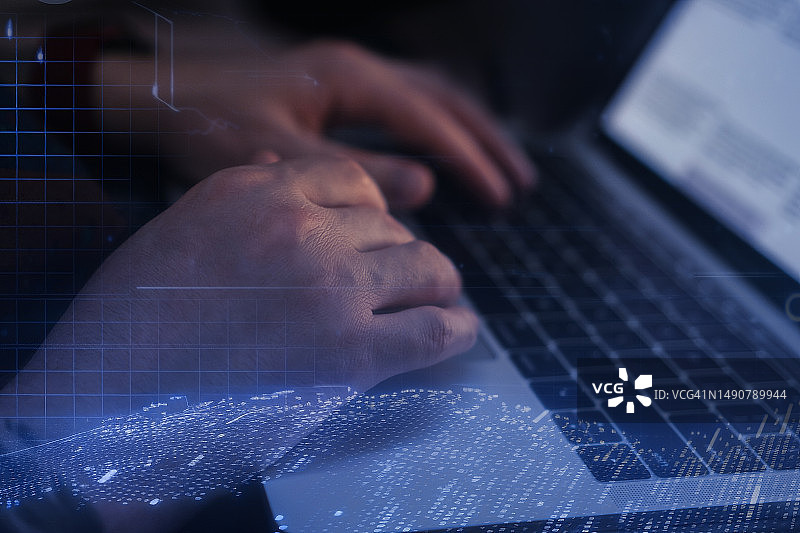男人在笔记本电脑上打字，具有商业叠加粒子和统计数据，键盘特写。聊天机器人、在线帮助、技术、商业、网络安全、互联网、远程工作概念图片素材