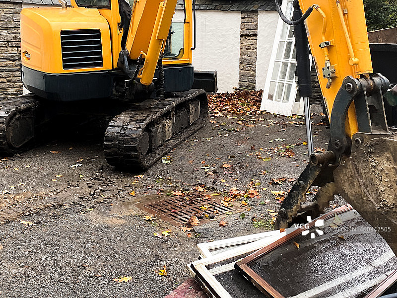 用反铲挖掘机清除建筑材料图片素材