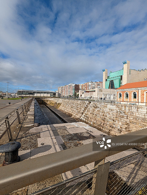 西班牙坎塔布里亚桑坦德港的旧船厂图片素材