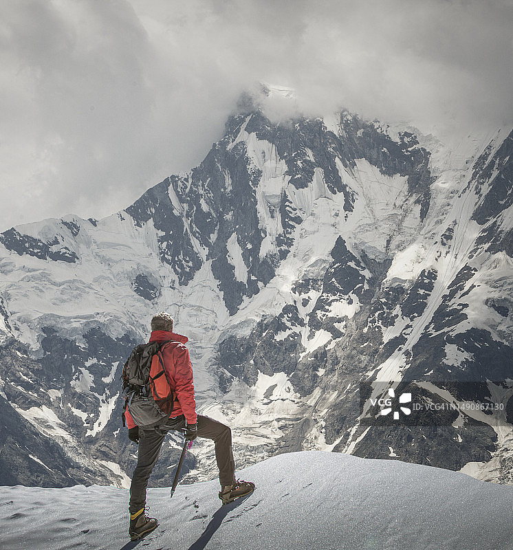 登山者观看山景图片素材