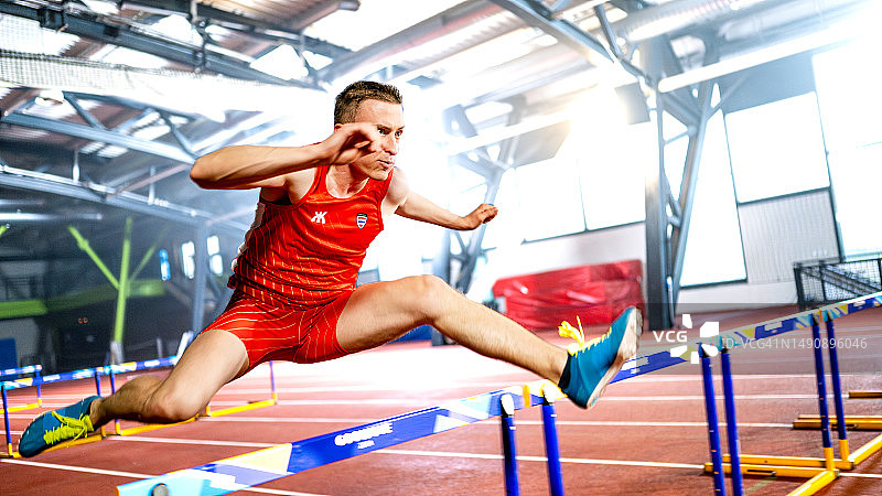 运动员跨越栏架跑步和跳跃图片素材