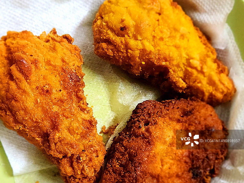 香脆炸鸡翅和棒棒糖图片素材