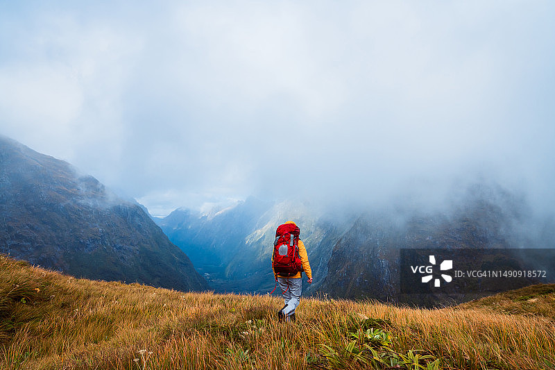 参加探险的女子图片素材