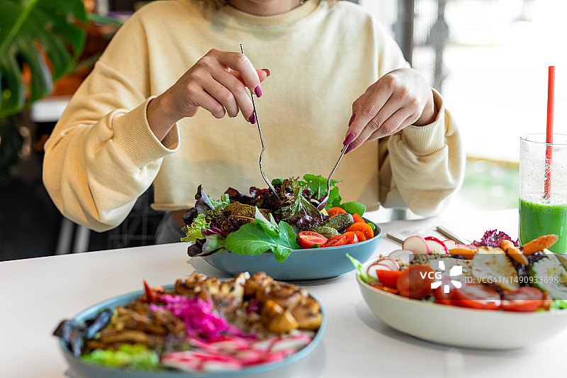 吃健康沙拉的女人图片素材