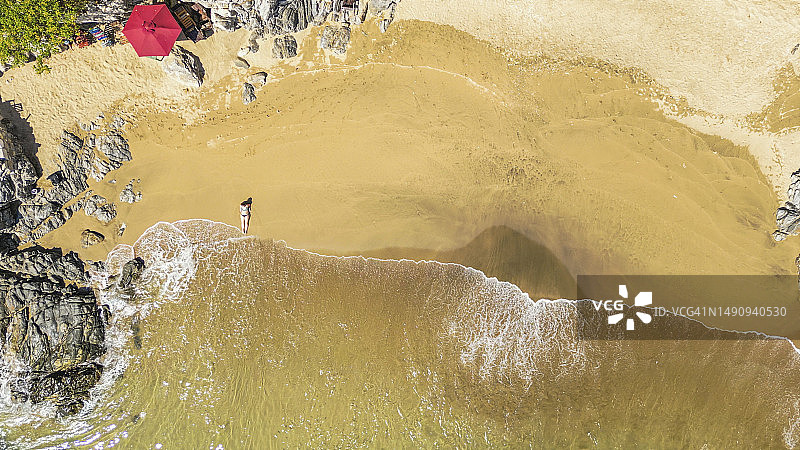 海滩和海洋的航拍鸟瞰图图片素材