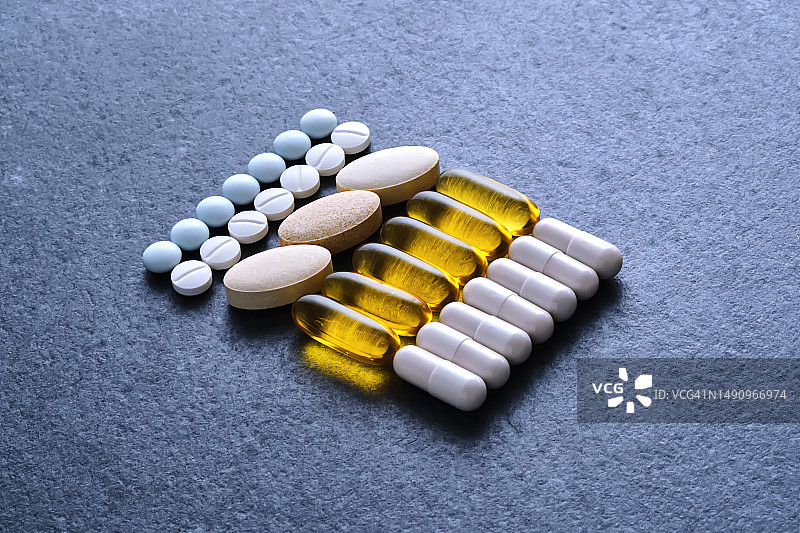 摆放整齐的药丸和营养补剂图片素材