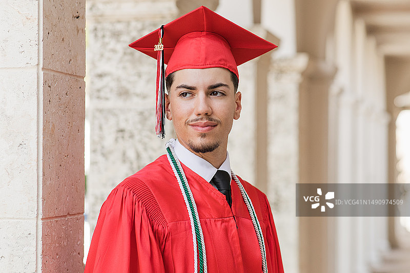 戴红色毕业帽的古巴裔美国高中男生图片素材
