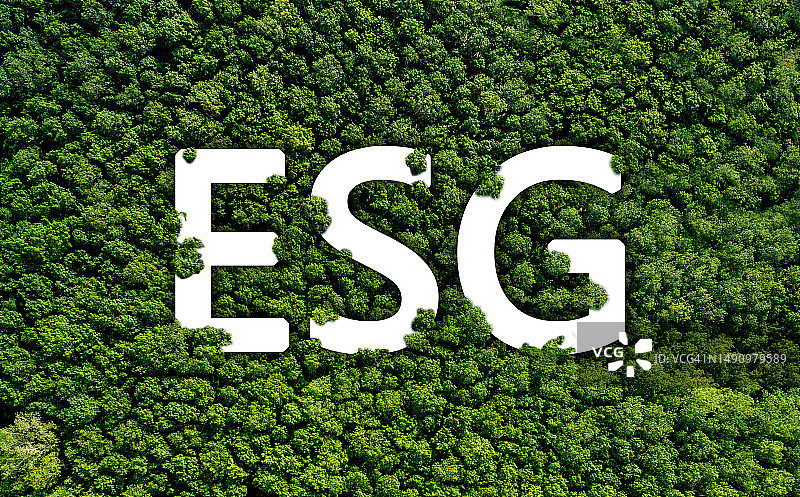 手持自然环境和碳中和概念，实现净零排放目标。绿色净零天气中性长期战略目标云图片素材