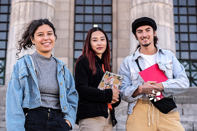 街上的年轻学生朋友肖像图片素材
