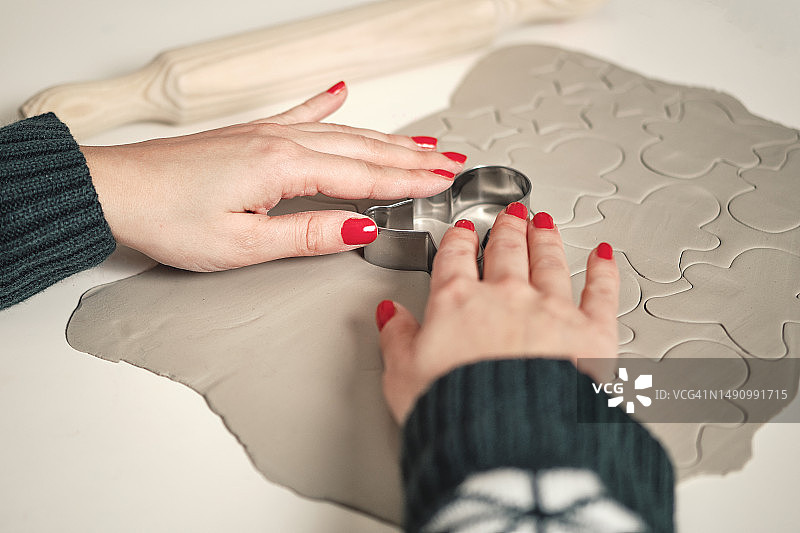 女人在工作室揉捏粘土图片素材