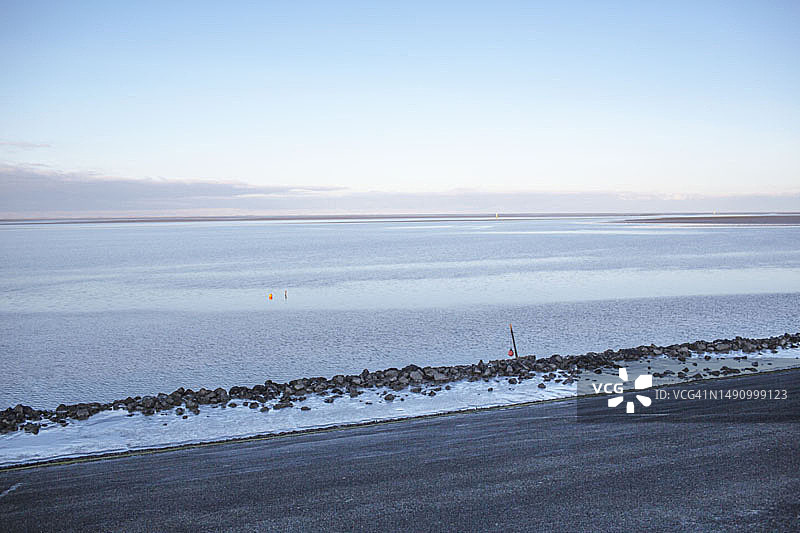 荷兰Lauwersoog冬季的壮丽海景图片素材