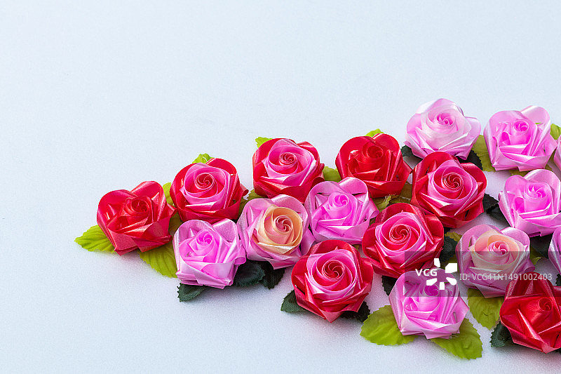 白色背景上的红色粉色仿真玫瑰（罗马尼亚）图片素材