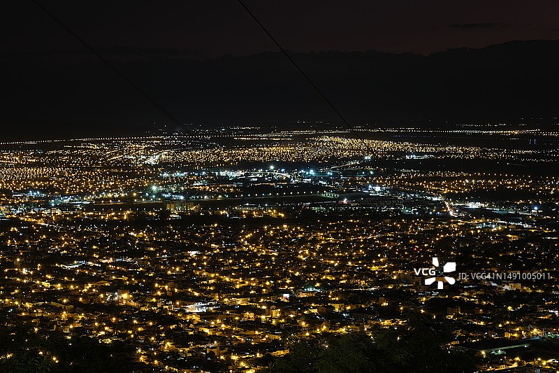 阿根廷萨尔塔，夜间灯火通明的城市建筑高空俯瞰图片素材