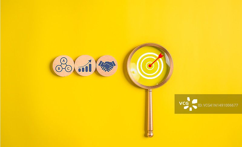 木制立方块上的商业图标，商业合作图片素材