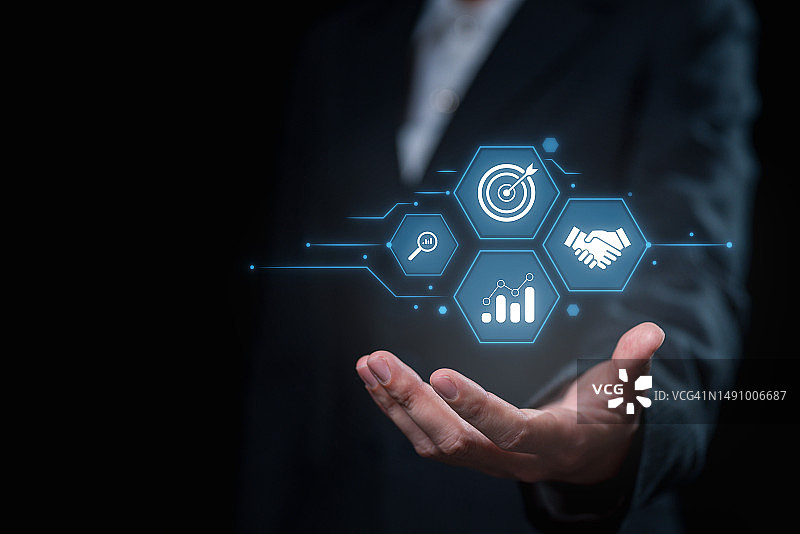 虚拟屏幕上带有商业图标的女商人图片素材