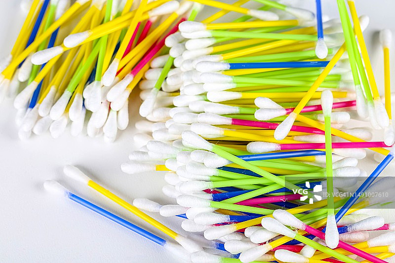 白色背景上的彩色棉签，罗马尼亚图片素材