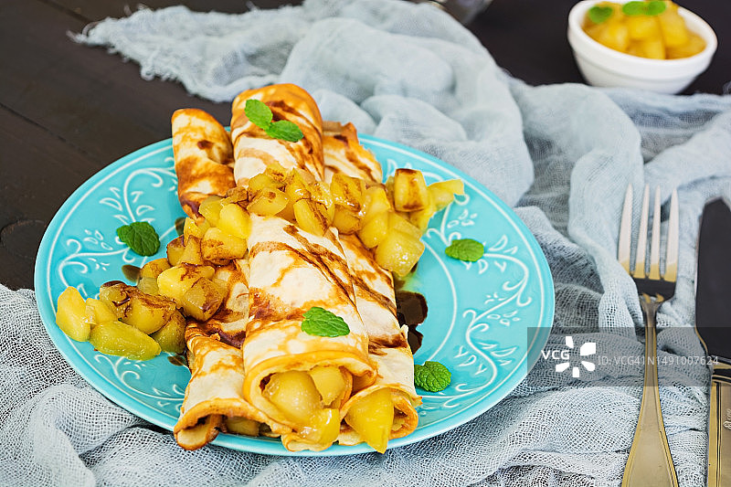 深色背景上的苹果薄烤饼，罗马尼亚图片素材