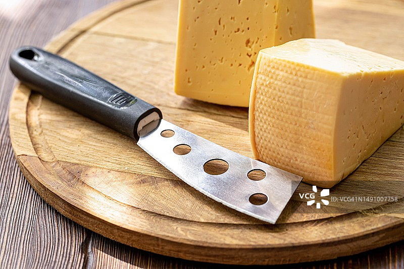 奶酪和奶酪刀，木制砧板图片素材
