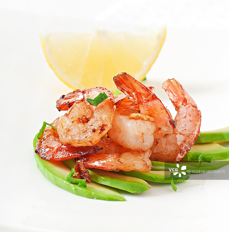 蒜蓉酱油炒虾配牛油果片（罗马尼亚）图片素材