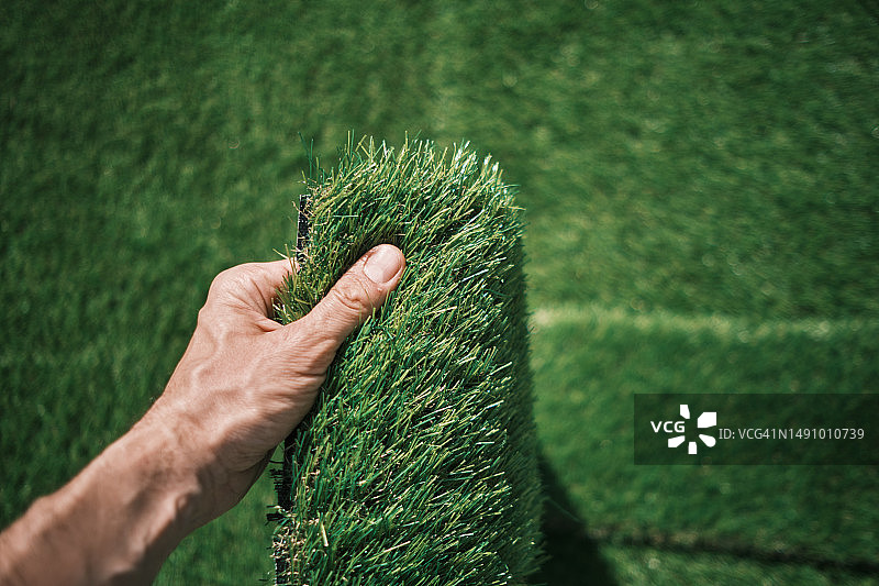 用于覆盖运动场或花园的绿色人造草皮特写图片素材
