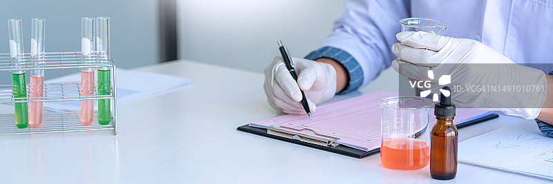 科学家在罗马尼亚的实验室里研究生物技术图片素材