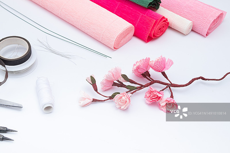 用瓦楞纸制作樱花弹簧枝的工具和材料，自己动手，罗马尼亚图片素材