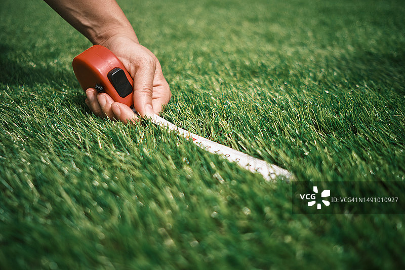 测量一块人造草坪图片素材