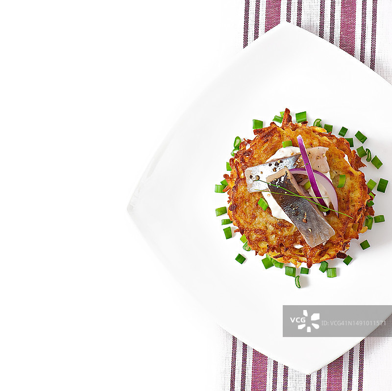 老木板背景上的炸土豆饼配鲱鱼（罗马尼亚）图片素材