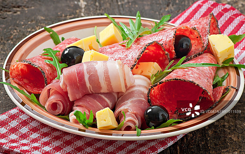 木质背景上的肉类开胃菜（罗马尼亚）图片素材