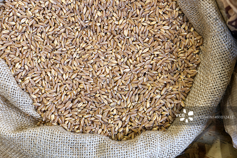 装满完整斯佩尔特小麦的粗麻布袋特写图片素材